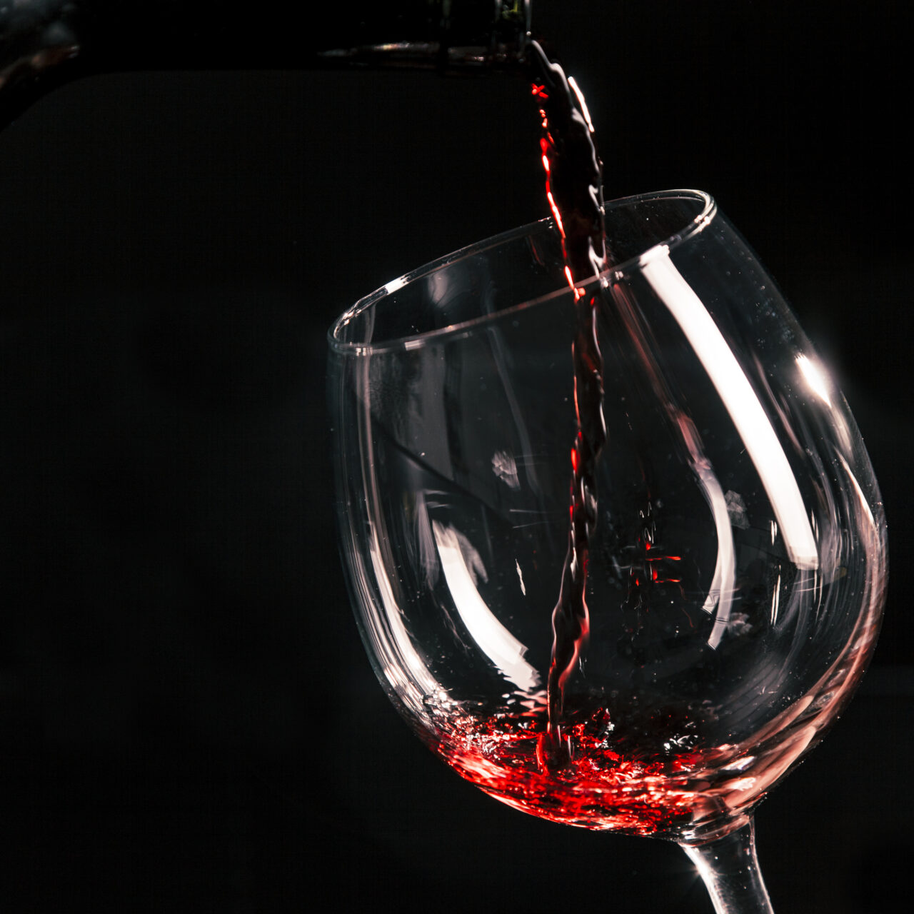 PERCORSO CONOSCITIVO DI 4 SERATE, SUL VINO E I SUOI SEGRETI close up wine pouring into glass