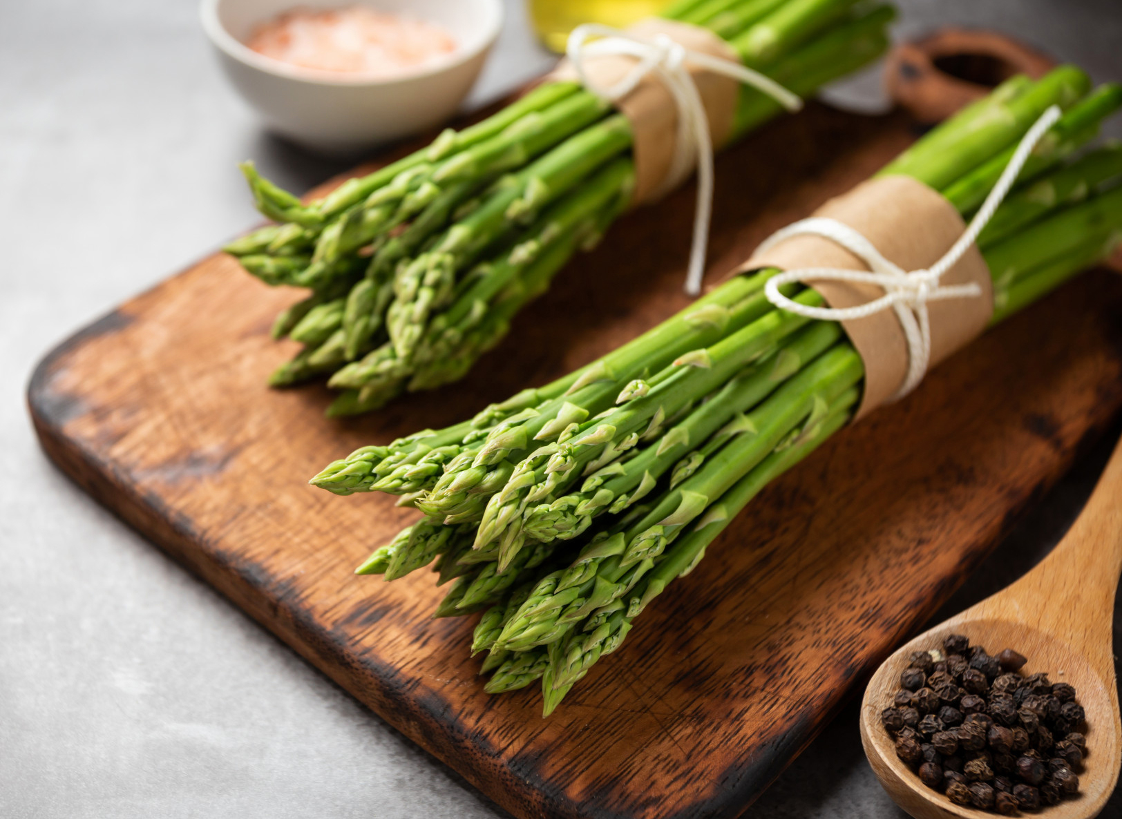 LA DECLINAZIONE DEGLI ASPARAGI fresh green asparagus table