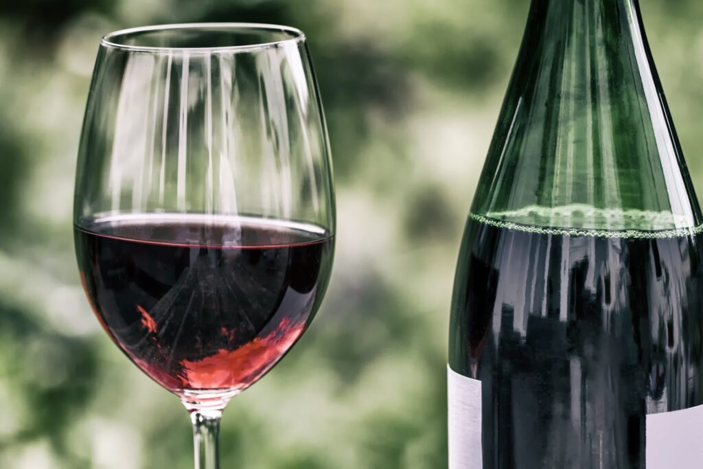 Come degustare il vino: 7 consigli di James Suckling