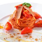 Corso di Cucina, Paste con sughi di pesce e verdure_Bienate di Magnago spaghetti allessenza di pomodoro seppie e bottarga